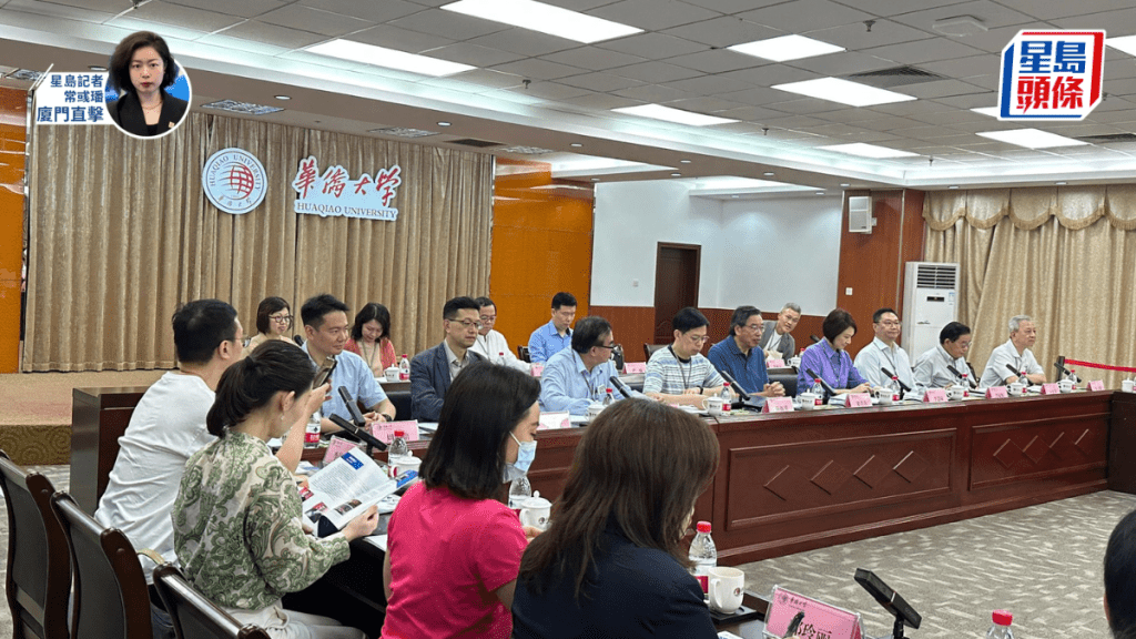 立法會福建考察團在出訪的第四日來到華僑大學廈門校區，不但參觀了校史館與圖書館，更在會議室內與在讀的港生代表親切交談。常彧璠攝