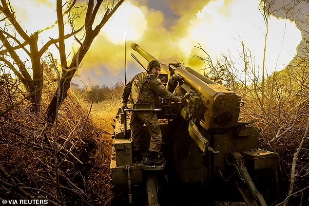烏克蘭炮兵向俄軍陣地開火。路透社 烏克蘭炮兵向俄軍陣地開火。路透社