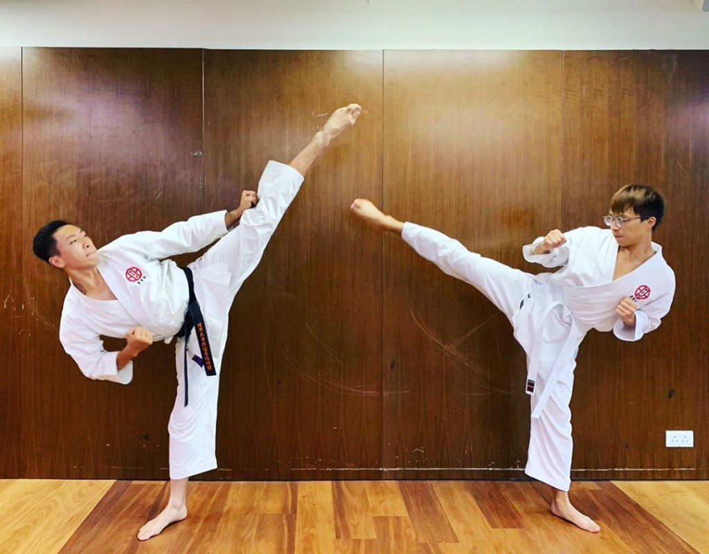 擺出踢腿甫士，好明顯高下立見。