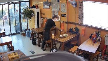 男客5分鐘抽40張紙巾，餐廳老闆娘怒PO網公審。