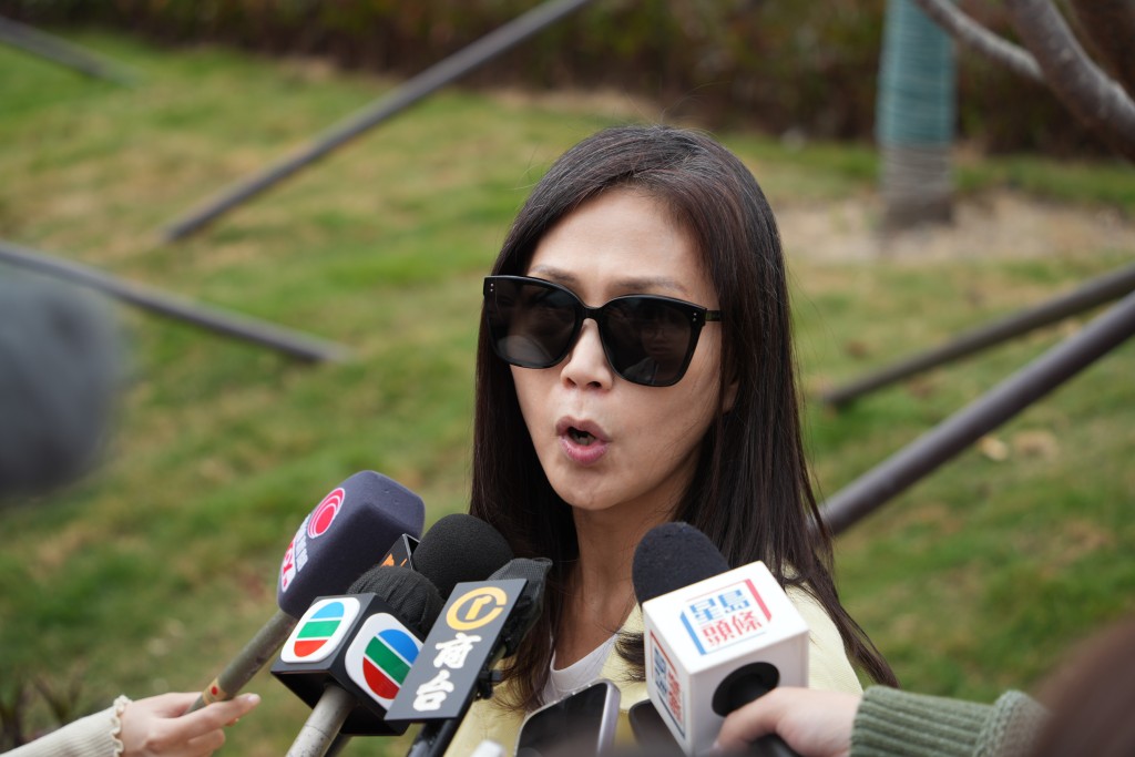 與朋友一起散步的戴小姐表示，本港難得有自己的櫻花園，為此感到驕傲。