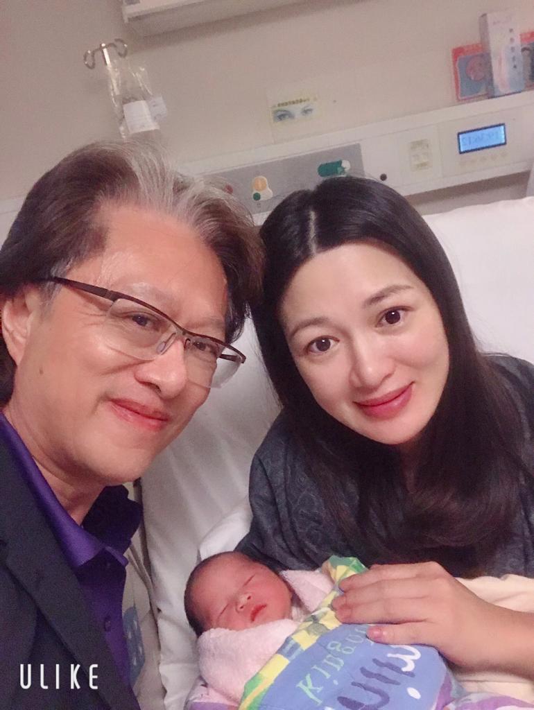 陈少霞2019年为老公诞下女儿。