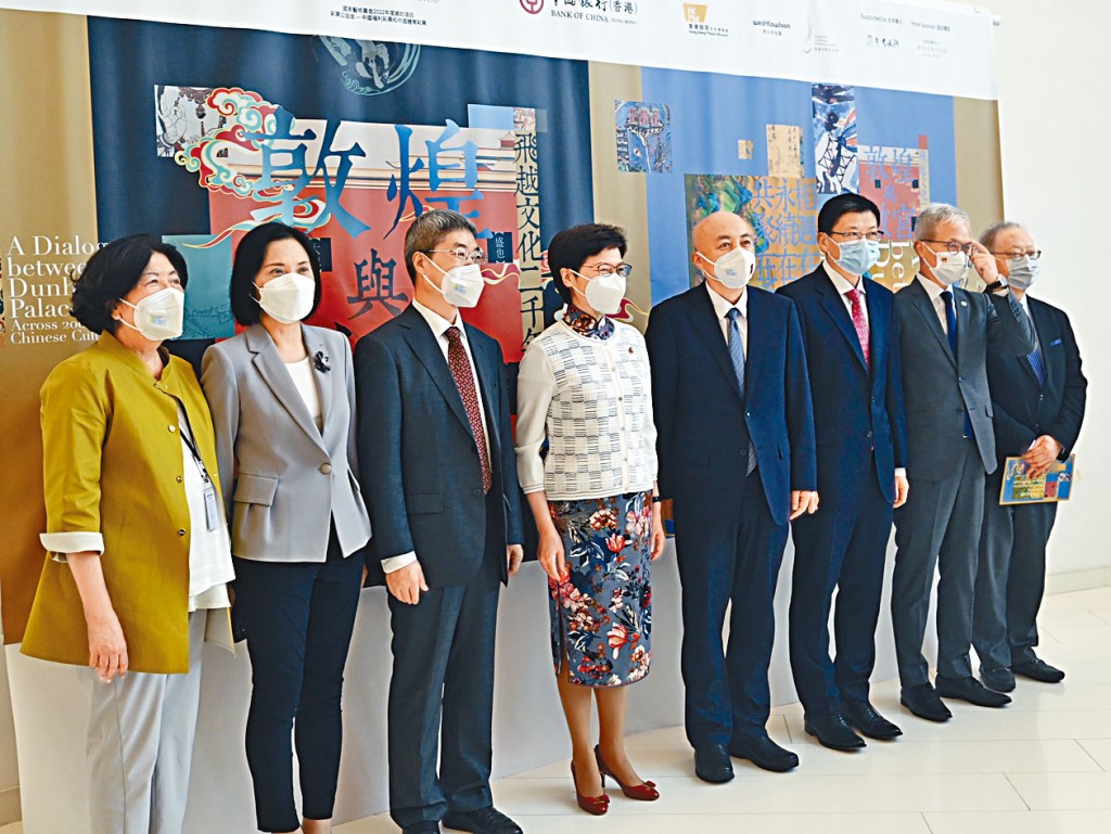 《敦煌与故宫对话：飞越文化二千年》音乐会暨文化讲座昨举行。左起：纪文凤、冯程淑仪、赵声良、林郑月娥、王旭东、孙煜、吴志华及李焯芬。