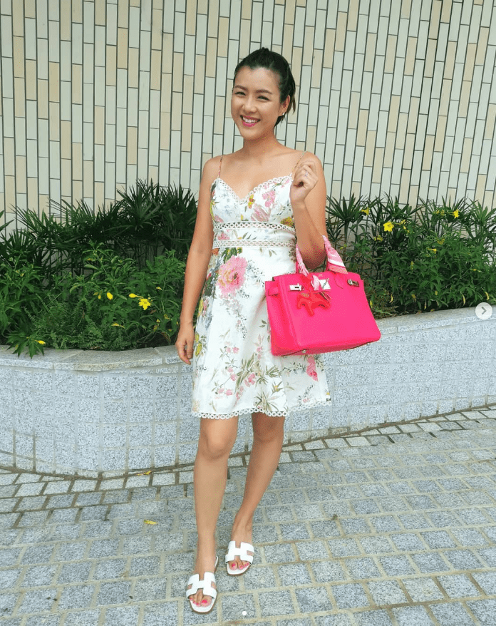 夏日打扮的陈茵媺，衬上萤光粉红的Hermès Beikin手袋。