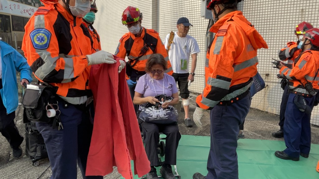 傷者送院治理。蔡楚輝攝