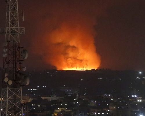 以色列軍方空襲加沙北部的哈馬斯據點，回應早前哈馬斯向以色列發射火箭炮。AP圖片