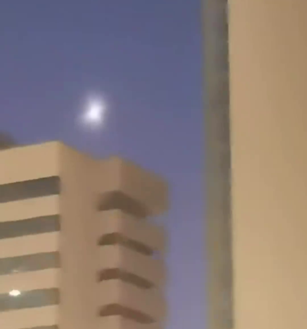 新疆多地市民手機拍下UFO。 新疆多地市民手機拍下UFO。