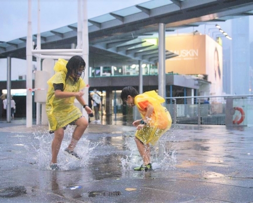 小朋友在大雨下玩得不亦樂乎。
