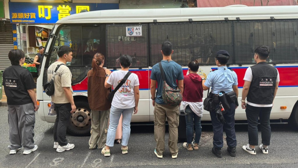 警方聯同入境處新界多區打擊黑工及掃黃，拘捕39人。警方圖片