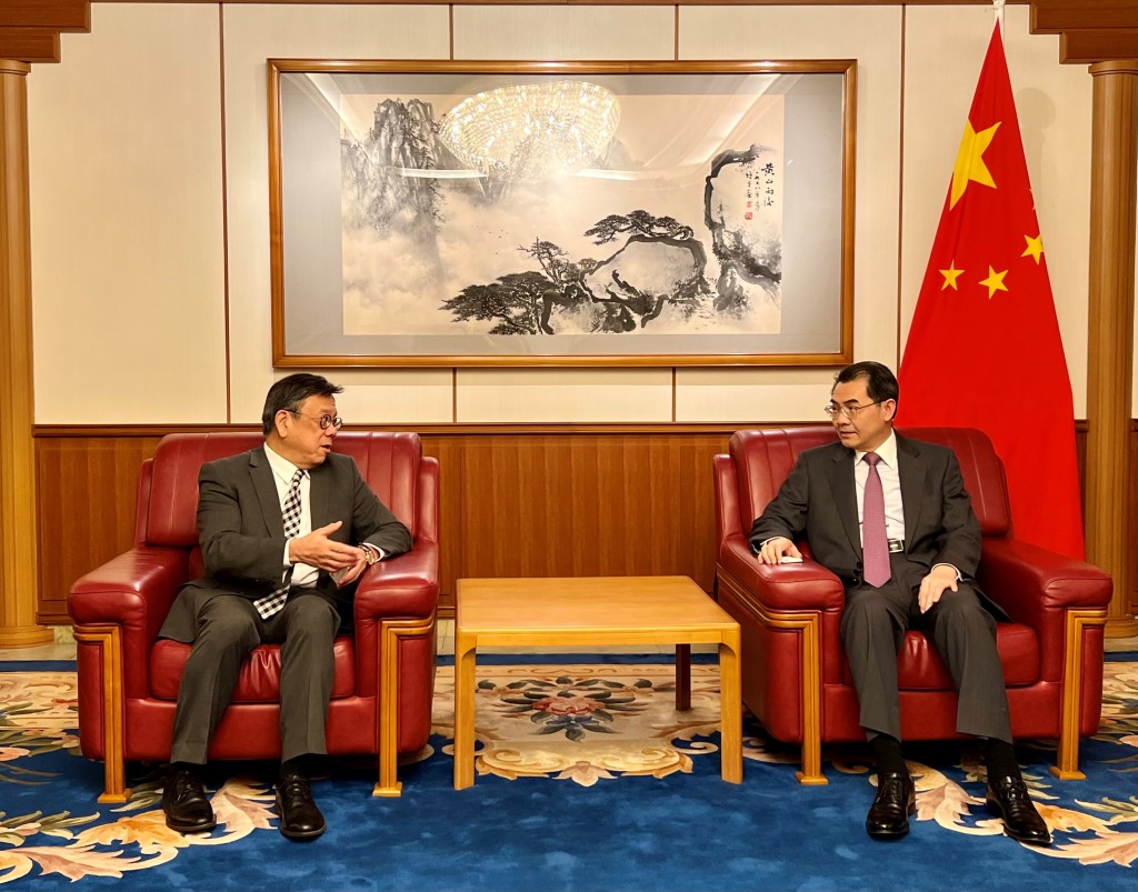 丘应桦（左）拜会中国驻日本大使吴江浩（右），介绍香港的最新发展。