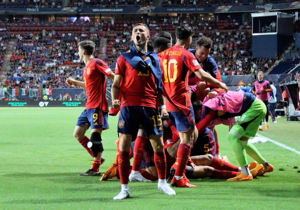 西班牙(紅衫)2:1淘汰意大利打入歐國聯決賽。REUTERS