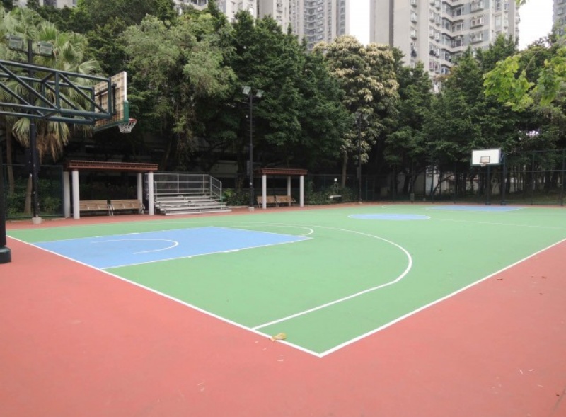 其中一案发生在荃湾海滨公园篮球场附近男厕。