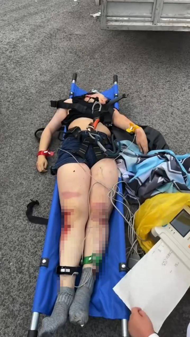 少女虽然察觉安全绳未绑好仍未能阻止悲剧发生。微博