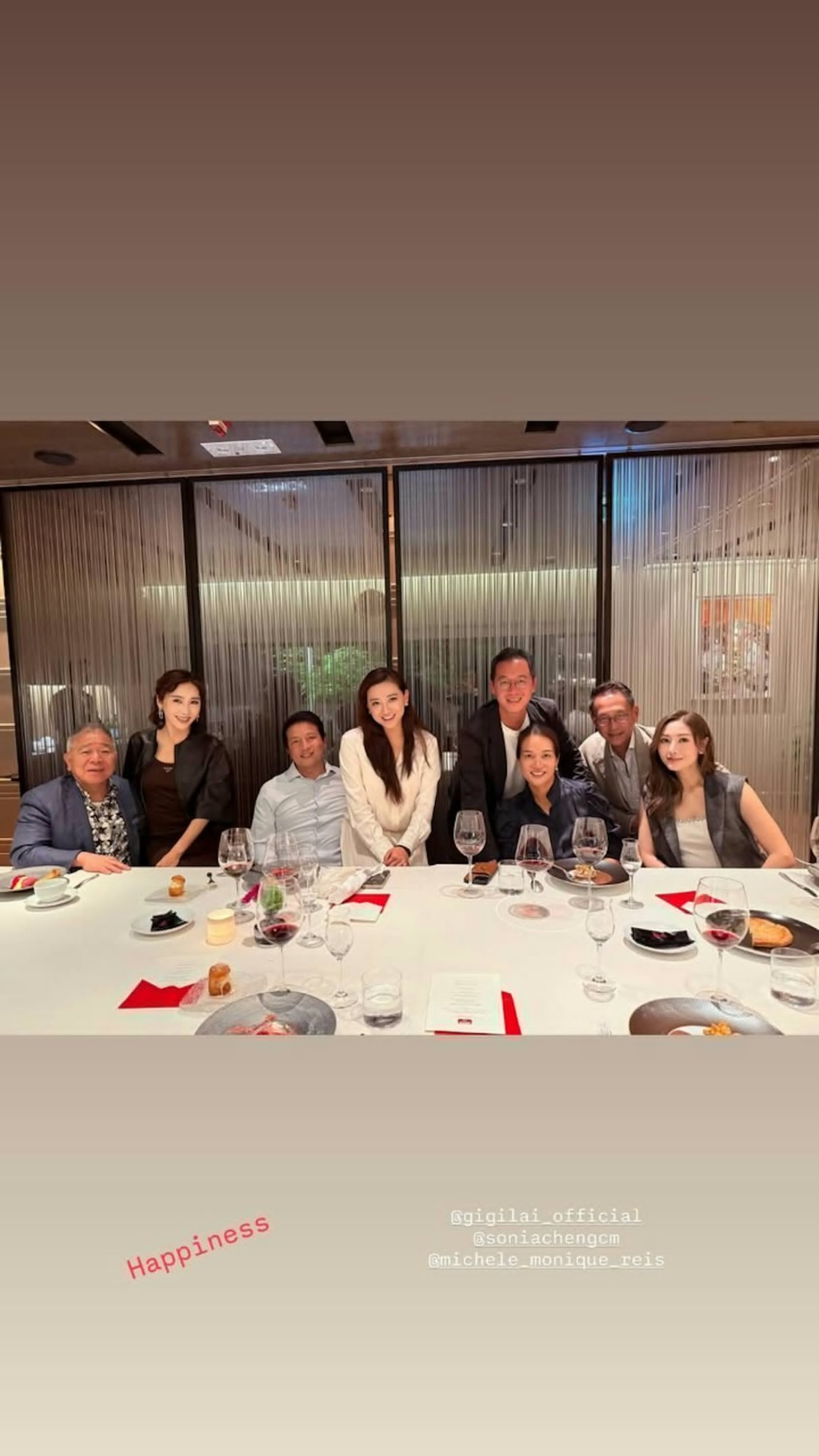 黎姿與老公一起現身聚會，同場還有李嘉欣同老公許晉亨、遠東集團創辦人邱德根孫女邱詠賢同老公許清池及千億富三代鄭志雯同老公龐建貽，四對豪門夫婦同枱食飯。
