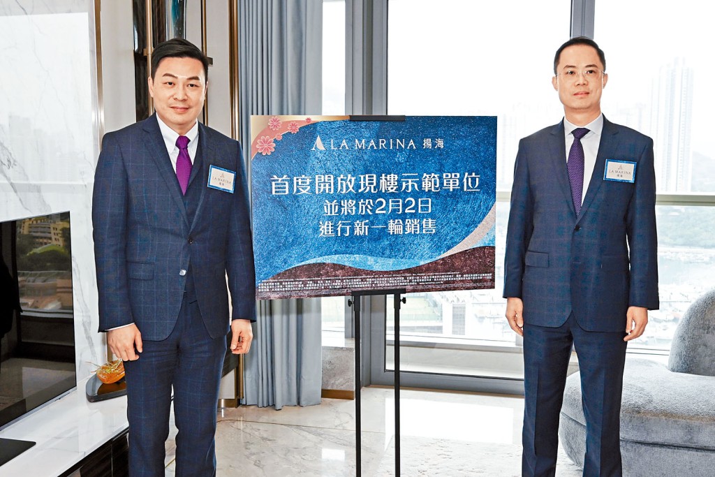 嘉里湯耀宗(右)昨日表示,項目已取得入伙紙,正待批滿意紙,有信心能如期入伙。旁為盧子豪。