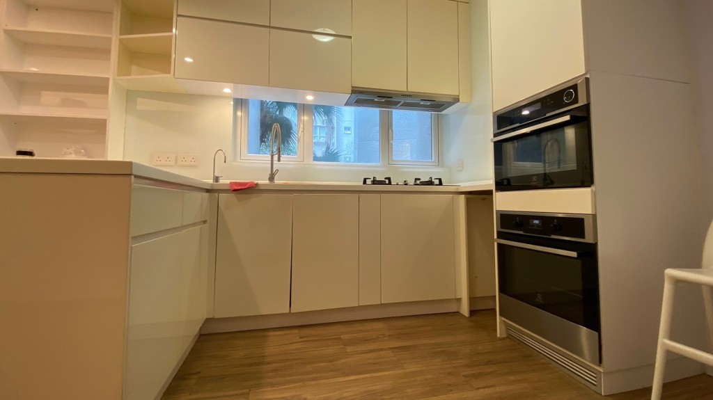 開放式廚房保養新淨，提供嵌入式廚電，善用空間。