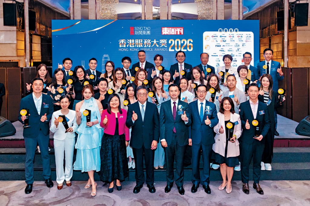 獲獎企業代表與主禮嘉賓及頒獎嘉賓齊集台上，共同分享動人時刻。