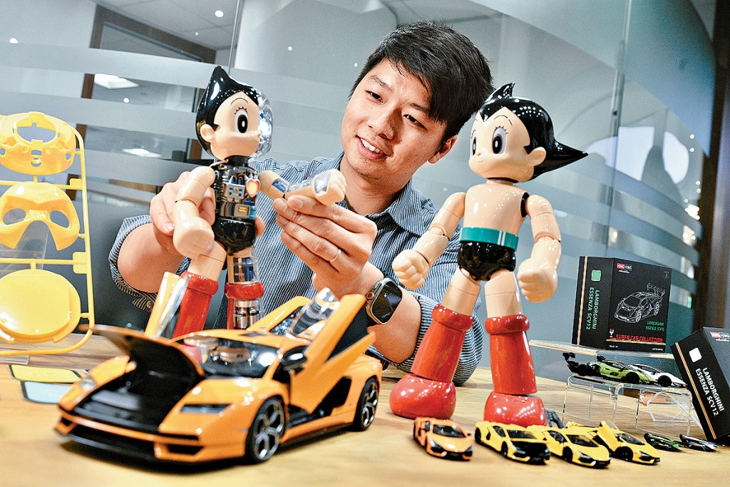 展摊展示小飞侠阿童木模型。