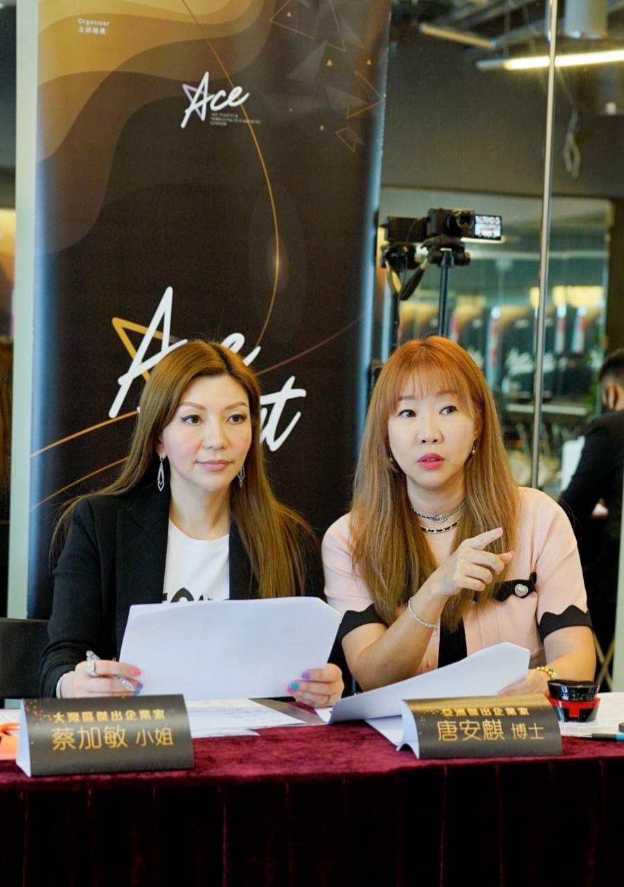 「美容教主」唐安麒(右)及星級評審蔡加敏嚴選各組優秀者。
