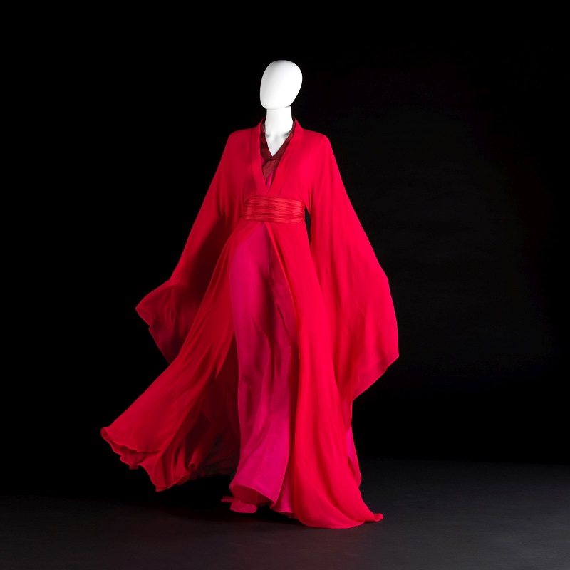 《無中生有——香港電影美術及服裝造型展》，張曼玉於《英雄》（2002）中穿著的紅色古裝，服裝及人物造型設計：和田惠美。