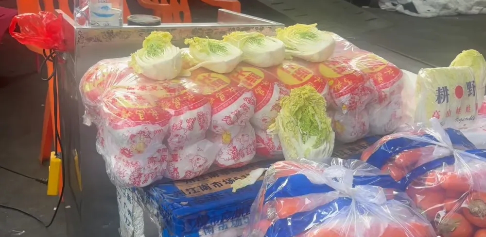 檔口擺出的大白菜。南方都市報 檔口擺出的大白菜。南方都市報