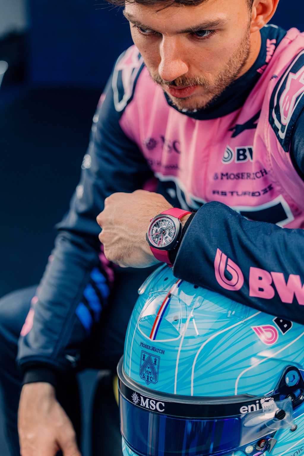 Alpine F1車隊車手Pierre Gasly戴上特別為今個賽季推出的疾速者Alpine車手特別版腕錶。