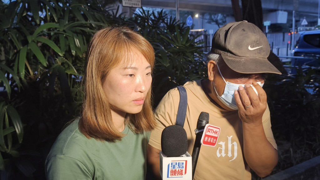 張父(右)老淚縱橫,泣訴「我真係唔知點……突然之間就無咗個仔」。徐裕民攝 張父(右)老淚縱橫,泣訴「我真係唔知點……突然之間就無咗個仔」。徐裕民攝