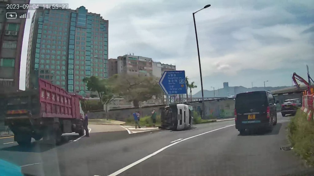 白色貨Van與中型貨車相撞後翻側。網上圖片