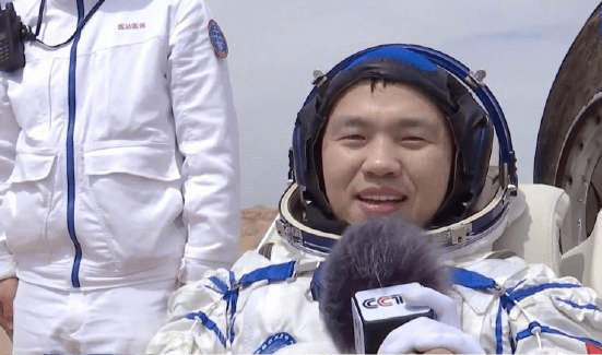 太空人宋令東順利出艙。 央視截圖