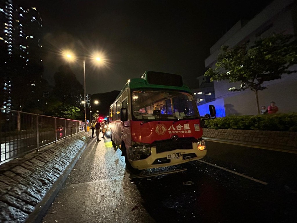 小巴的車頭凹陷,嚴重損毀。曾志恒攝 小巴的車頭凹陷,嚴重損毀。曾志恒攝
