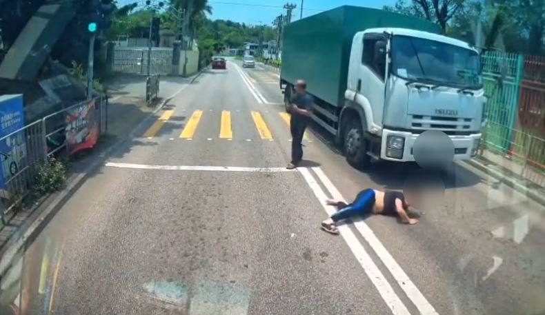 貨車司機下車查看青年。網片截圖