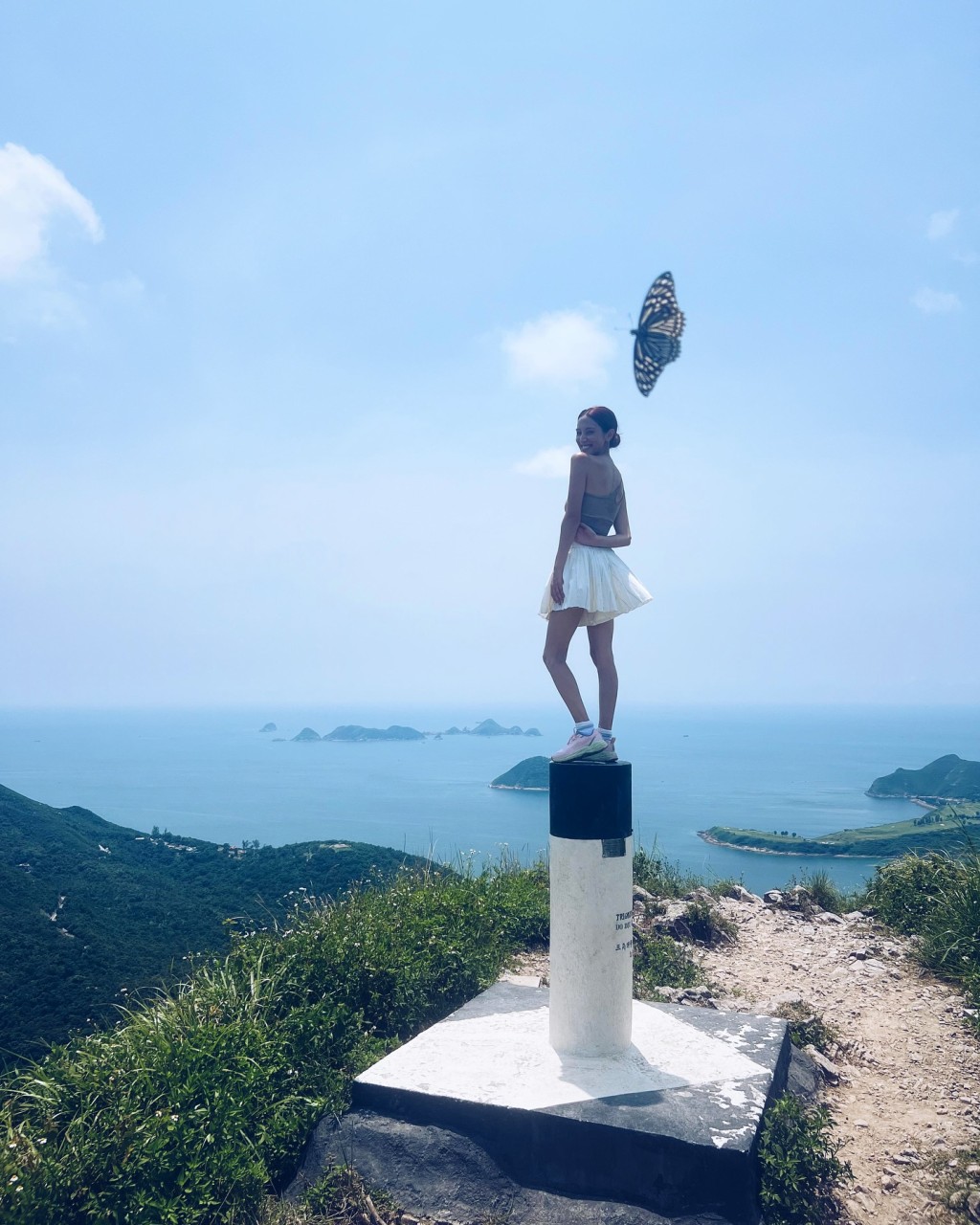 陈凯琳登上山峰时做出危险举动，站在三角测量站（俗称「标高柱」），这已非她首次为打卡做危险行为。