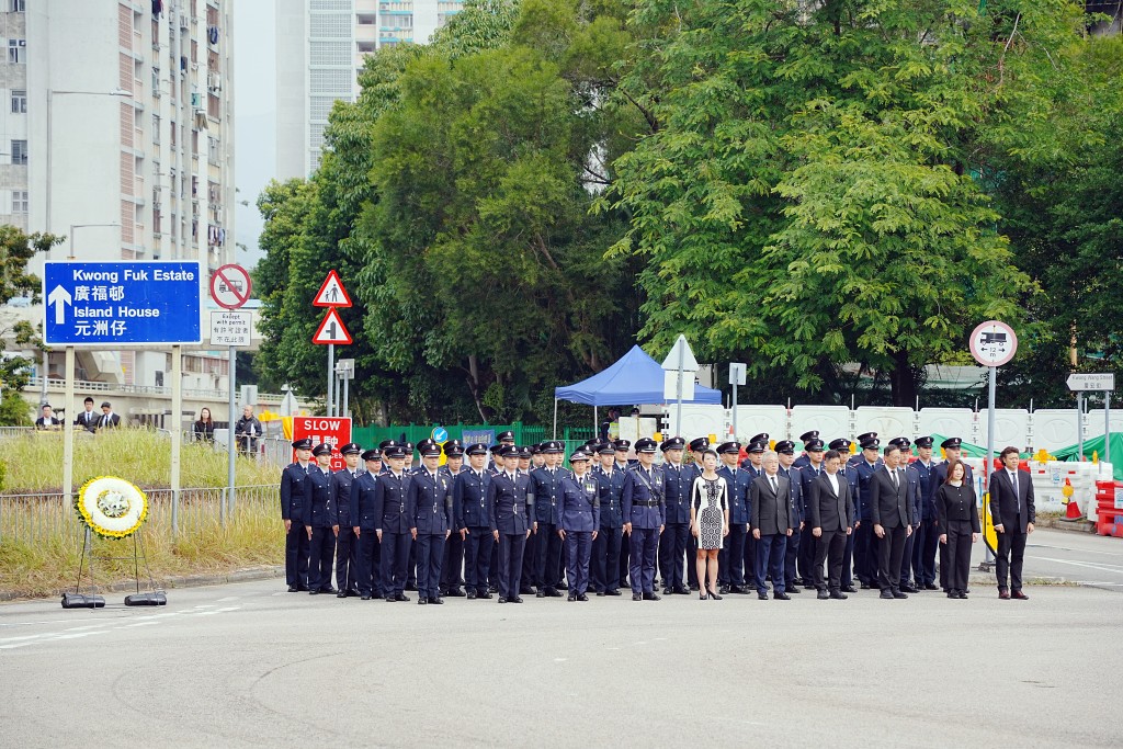 大批消防員與地區人士排隊恭迎靈車。