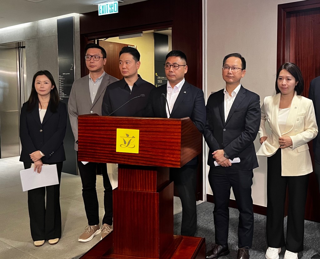 葉傲冬與周浩鼎均建議政府長遠考慮引入科技。 葉傲冬與周浩鼎均建議政府長遠考慮引入科技。