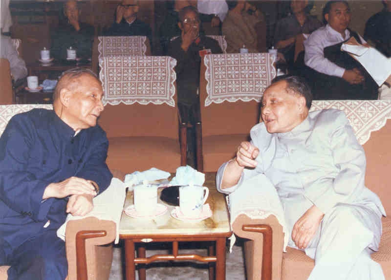 鄧小平（右）、陳雲先後擔任中顧委主任。