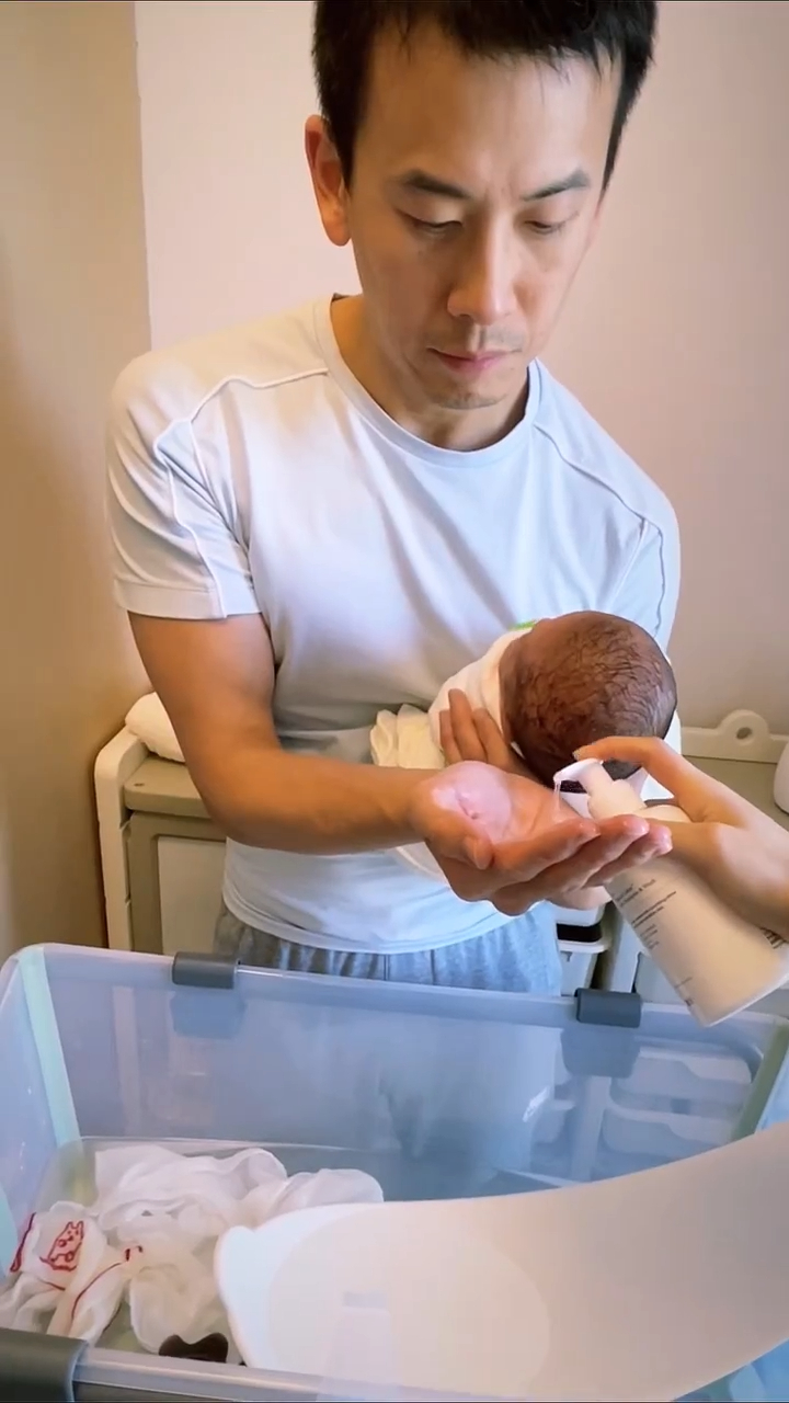 陳宇琛今日（6日）分享為初生女兒洗頭的影片。
