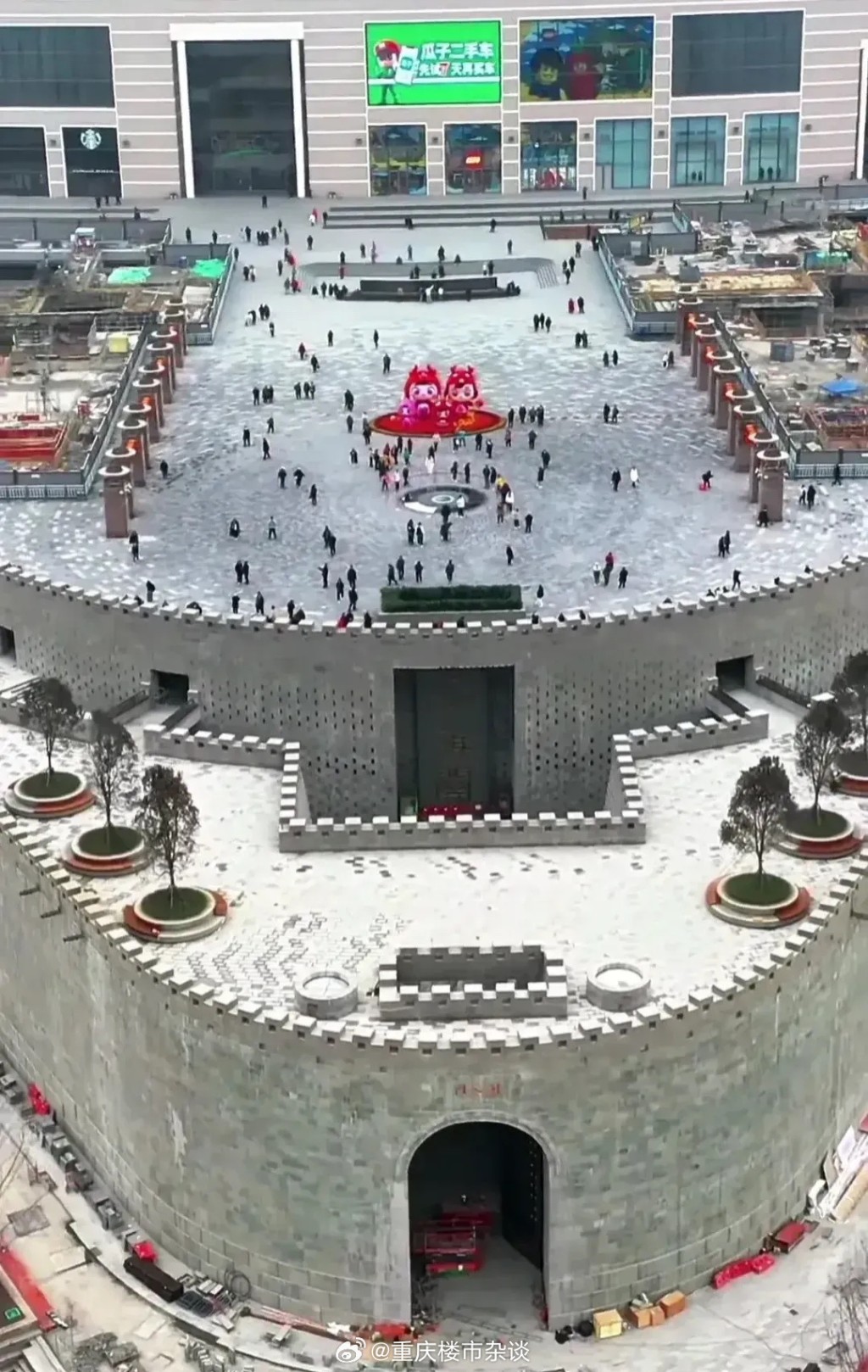 重慶地標朝天門廣場重開，被批城牆過高，令遊客不能看到江景。微博