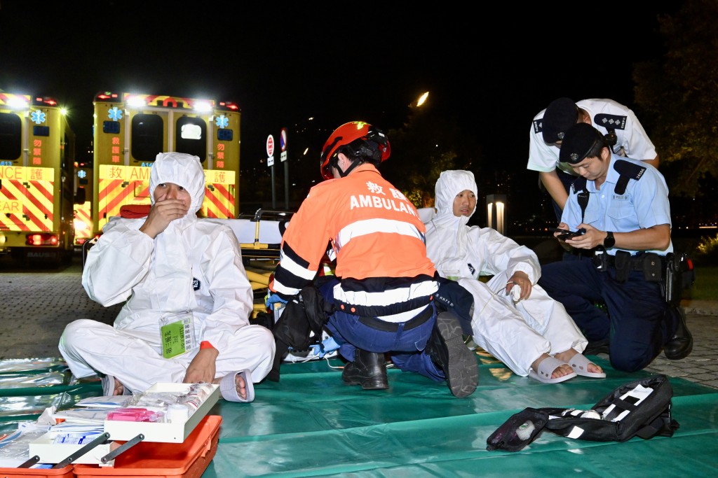 救護員為傷者進行分流。 救護員為傷者進行分流。
