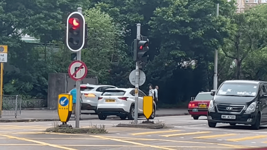 私家車行駛一段距離後，始駛回常悅道離開。fb：香港交通及突發事故報料區