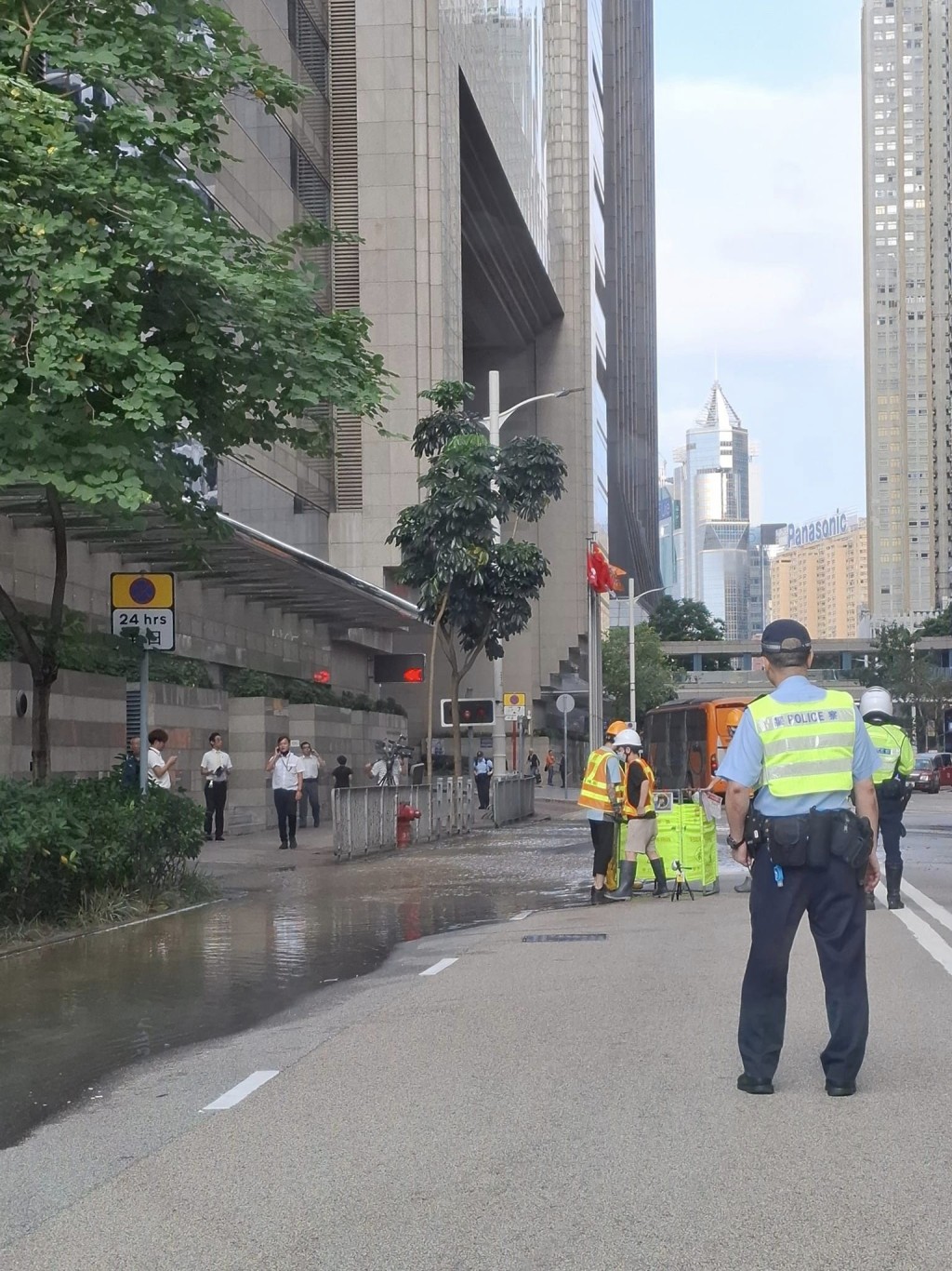 香港會議展覽中心對開馬路今日有食水管爆裂。網上圖片