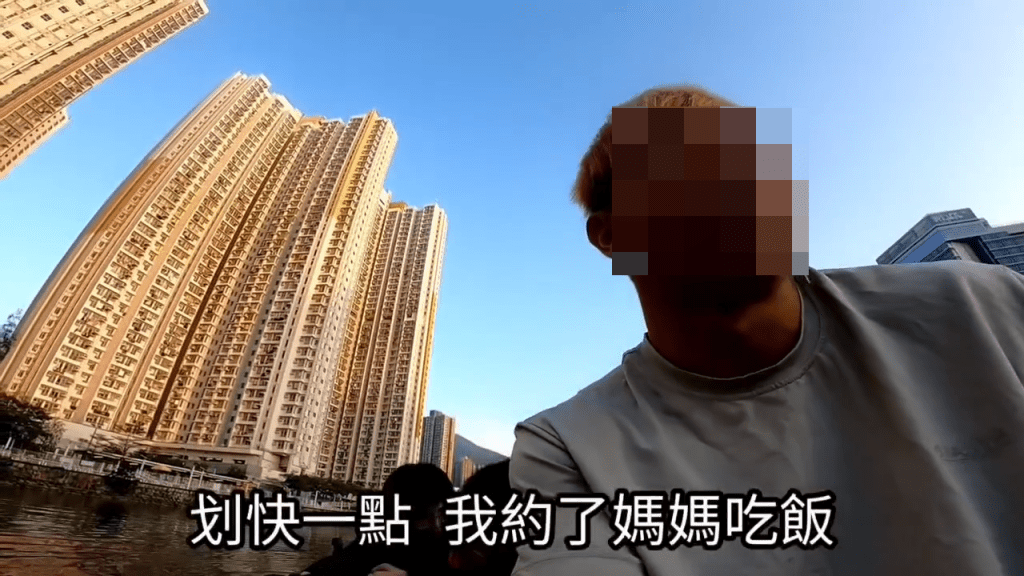 金发少年要求同伴划快一点。