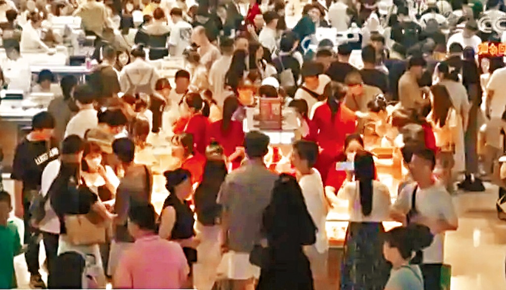 深圳水貝珠寶市場擠滿趁假期來買金的民眾。