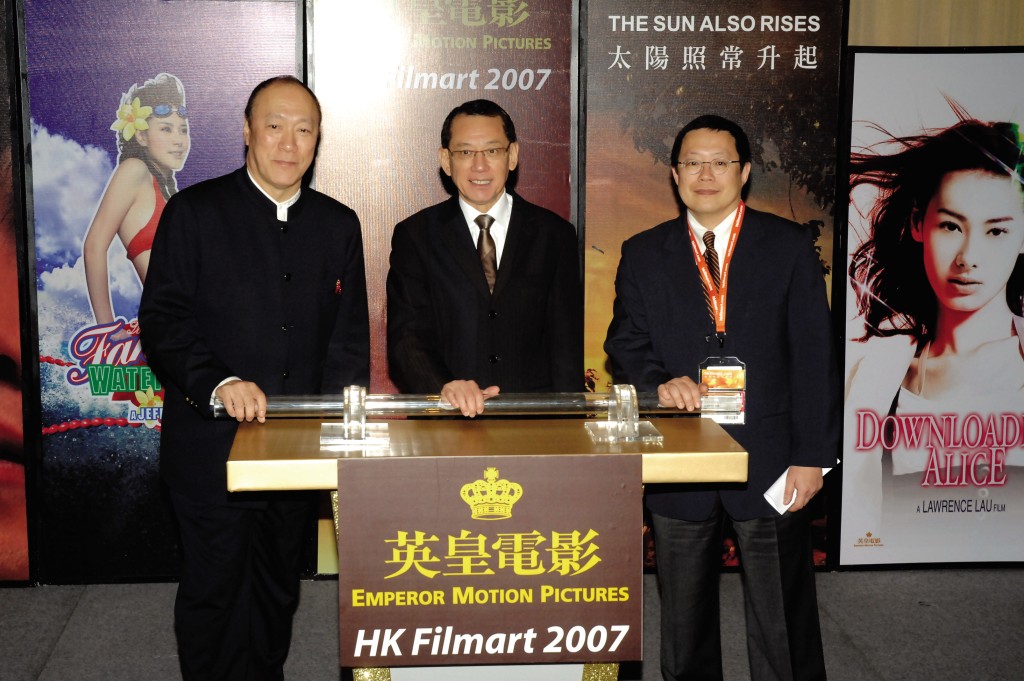 陳欣健多年來與英皇集團主席楊受成交情要好，當年陳欣健監製、陳百強及張國榮主演的《喝采》，亦是多得楊受成投資，才能成功開拍。