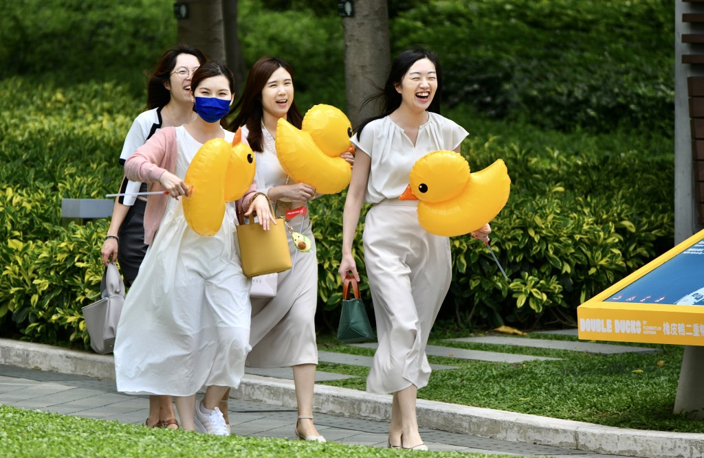 「漏氣」黃鴨復活，市民重回笑容。盧江球攝