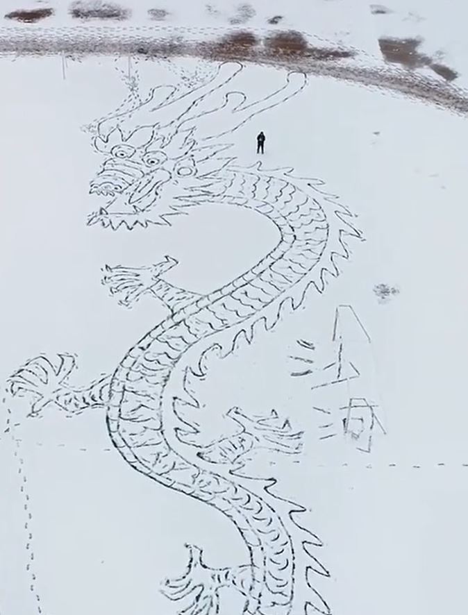 趙先生用了2小時在雪地腳畫出百米長巨龍。影片截圖
