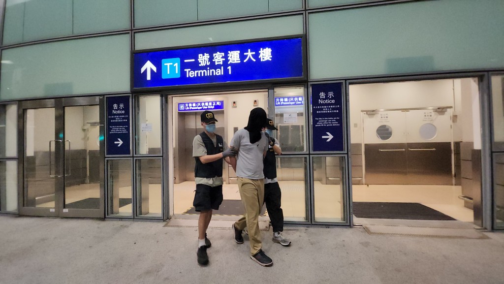 行動中，海關拘捕兩名外籍男子。黃文威攝