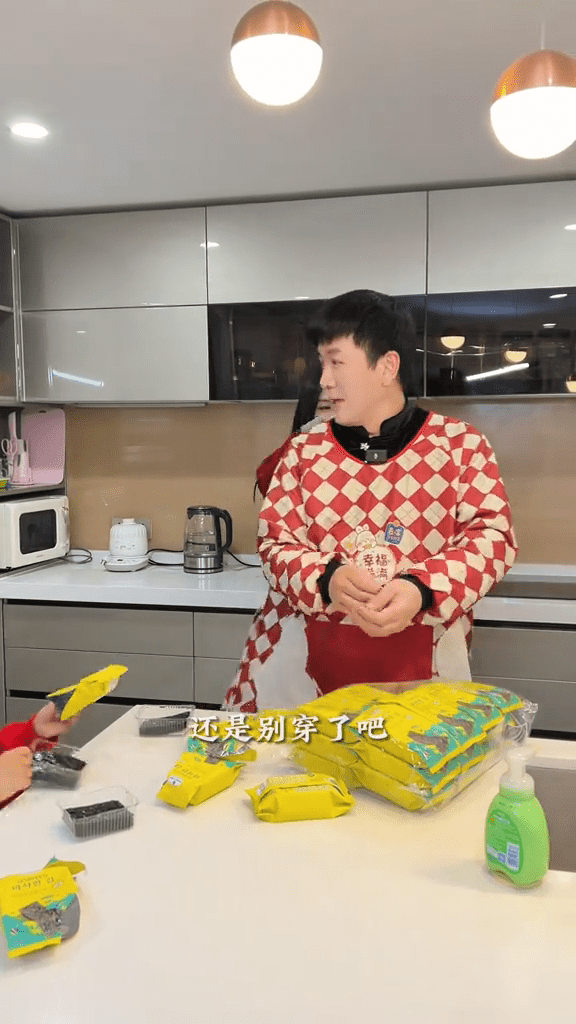黃聖依的丈夫楊子還大展廚藝。