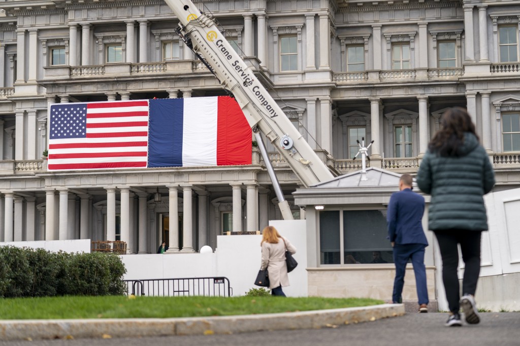 法国总统马克龙访美之前，美国和法国国旗在白宫校园内的旧行政办公大楼就位。AP
