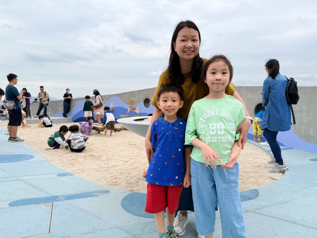 家長馬太表示,想不到公園內設嬉沙區,認為能激發孩子感官,亦讚賞嬉沙區附近的洗手設施設計貼心,公園景觀開揚,令家長也能放鬆心情。 家長馬太表示,想不到公園內設嬉沙區,認為能激發孩子感官,亦讚賞嬉沙區附近的洗手設施設計貼心,公園景觀開揚,令家長也能放鬆心情。