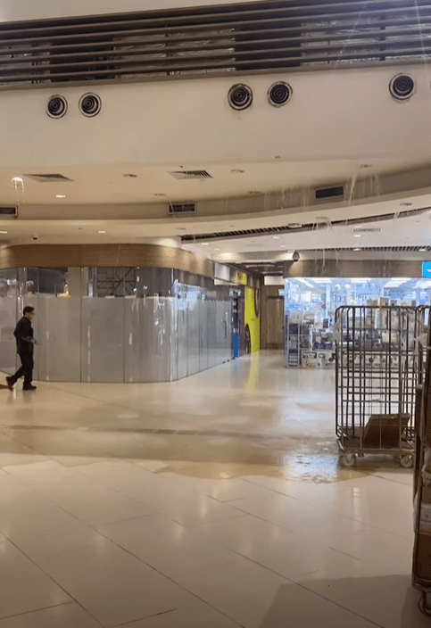 牛頭角安基商場今日上演「水舞間」。網上片段截圖